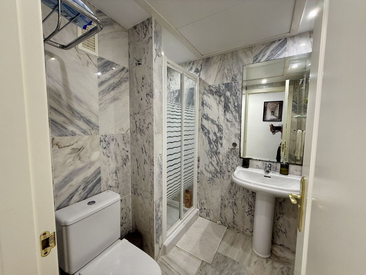 Se vende Apartamento Planta Media de 2 dormitorios en Costa Del Sol, Málaga, España
