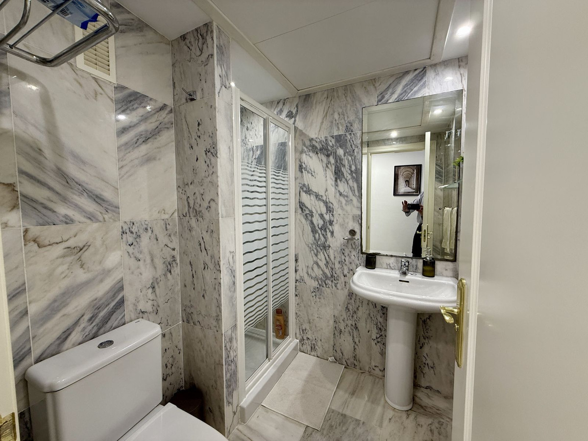 Se vende Apartamento Planta Media de 2 dormitorios en Costa Del Sol, Málaga, España
