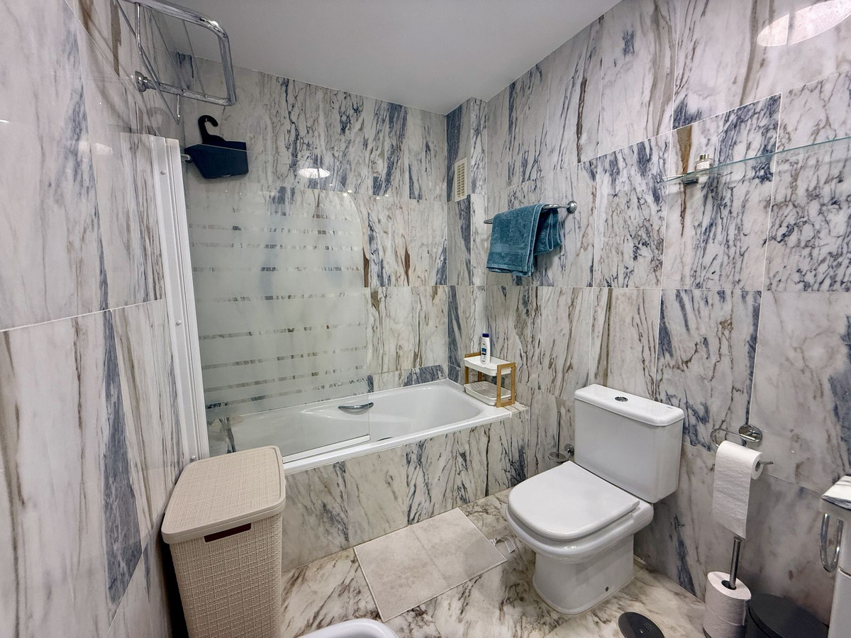 Se vende Apartamento Planta Media de 2 dormitorios en Costa Del Sol, Málaga, España