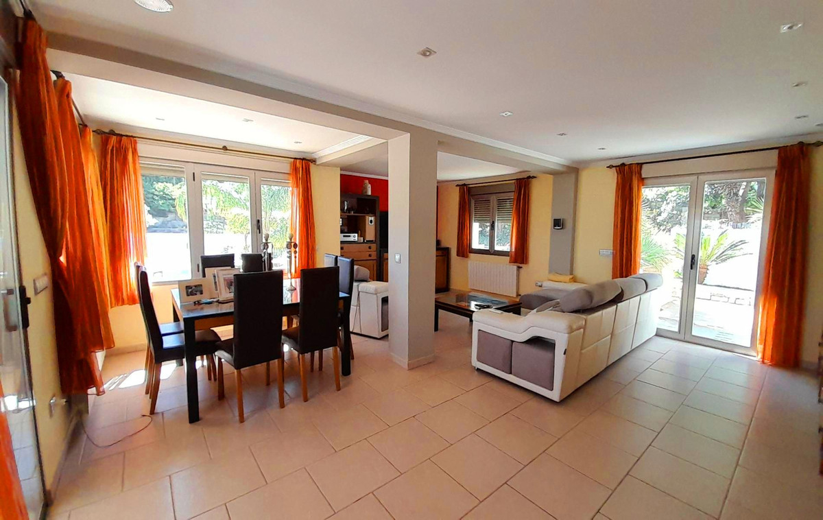 Se vende Villa - Chalet de 4 dormitorios en Costa Blanca, Alicante, España