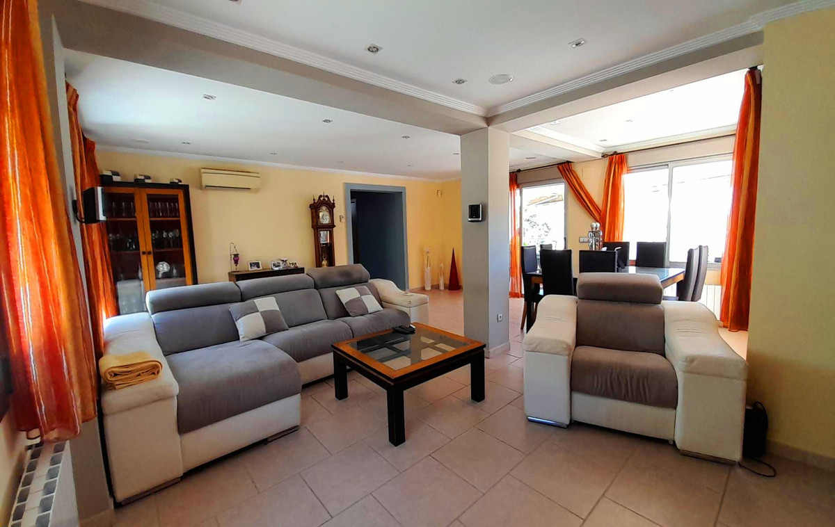 Se vende Villa - Chalet de 4 dormitorios en Costa Blanca, Alicante, España