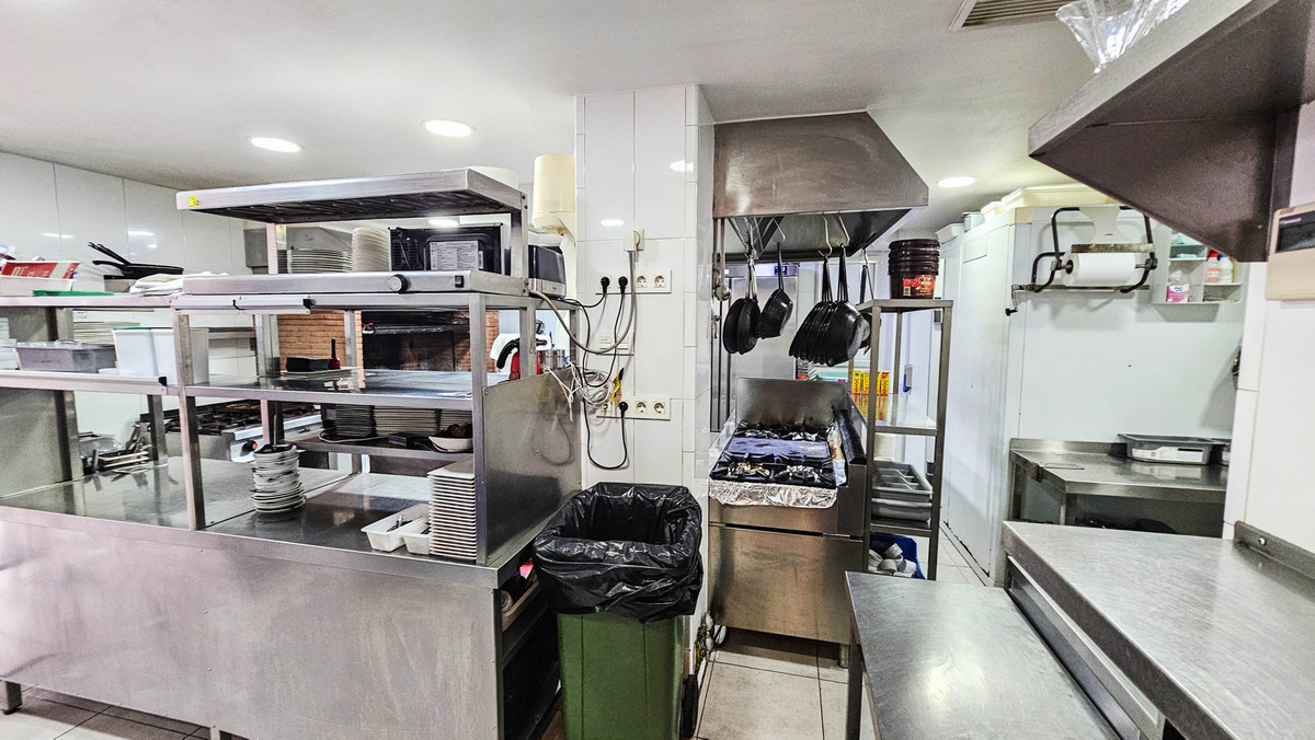 Commercial unit for sale in La Duquesa Costa Del Sol, Málaga, Spain