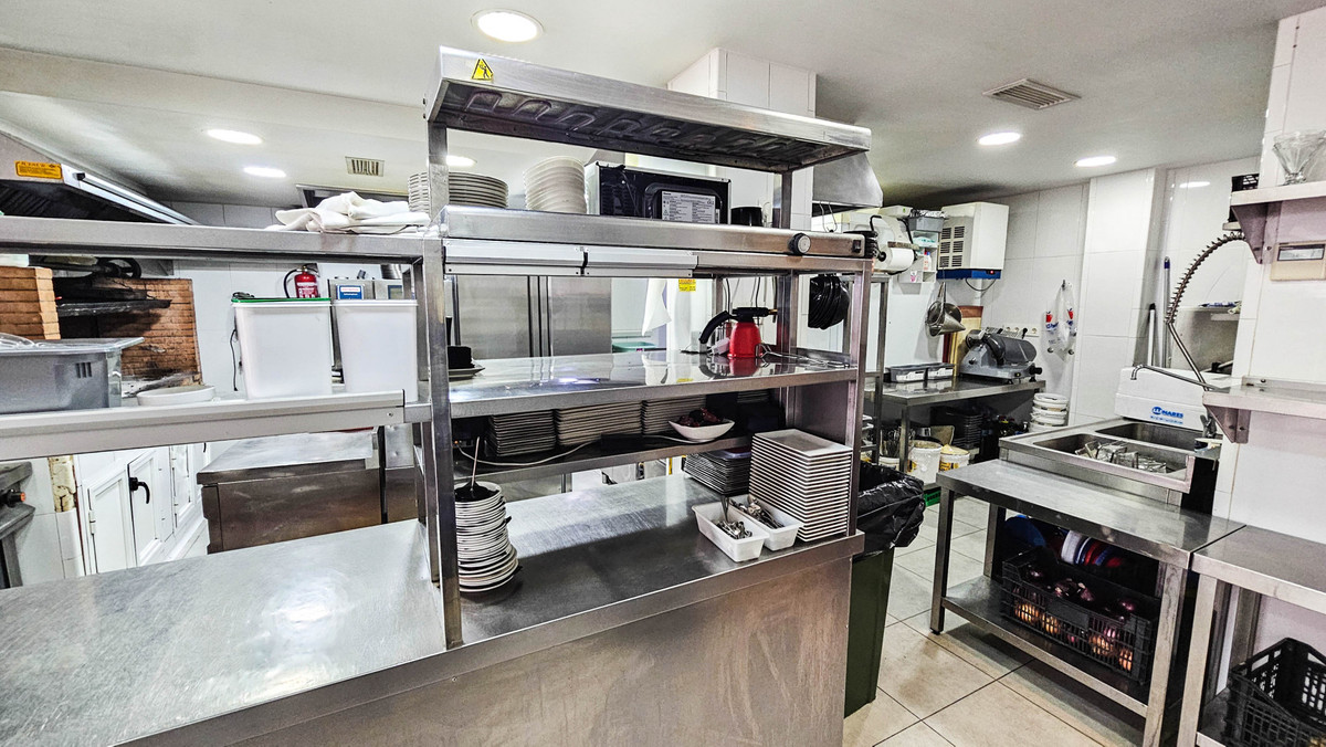 Commercial unit for sale in La Duquesa Costa Del Sol, Málaga, Spain