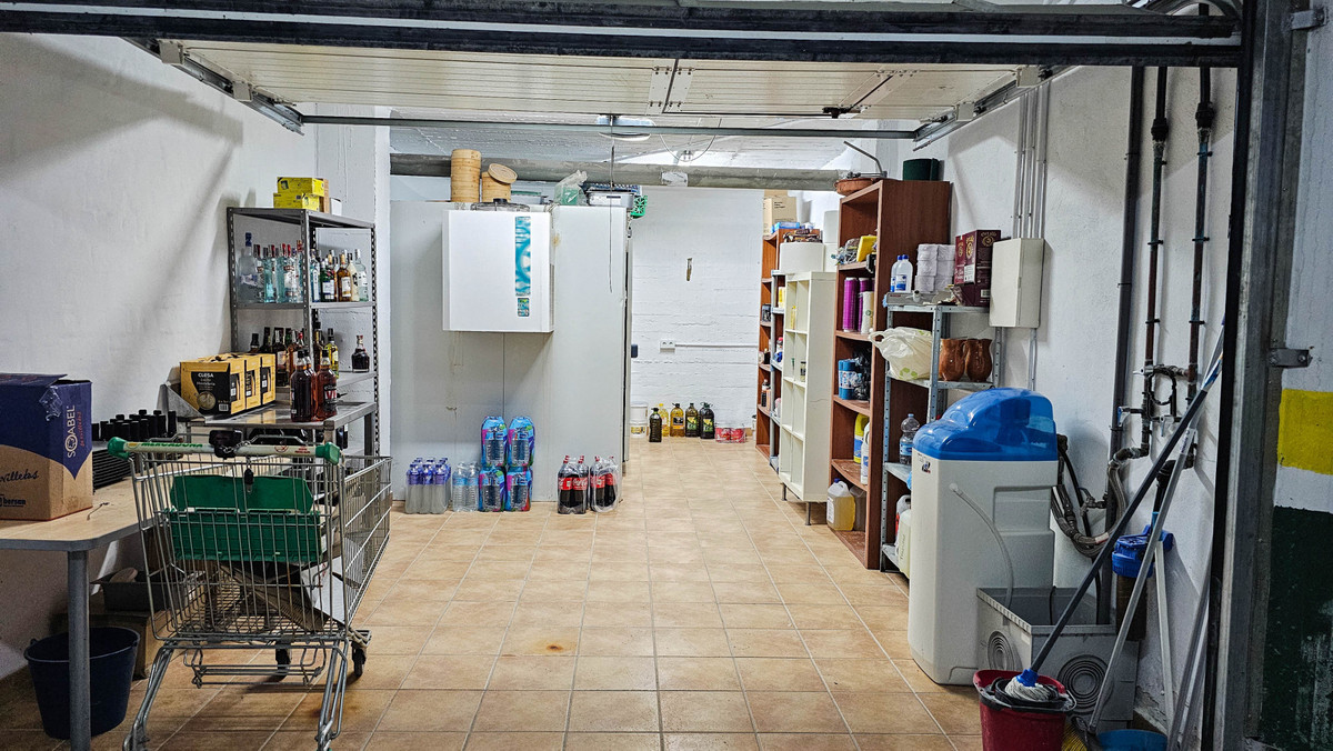 Commercial unit for sale in La Duquesa Costa Del Sol, Málaga, Spain