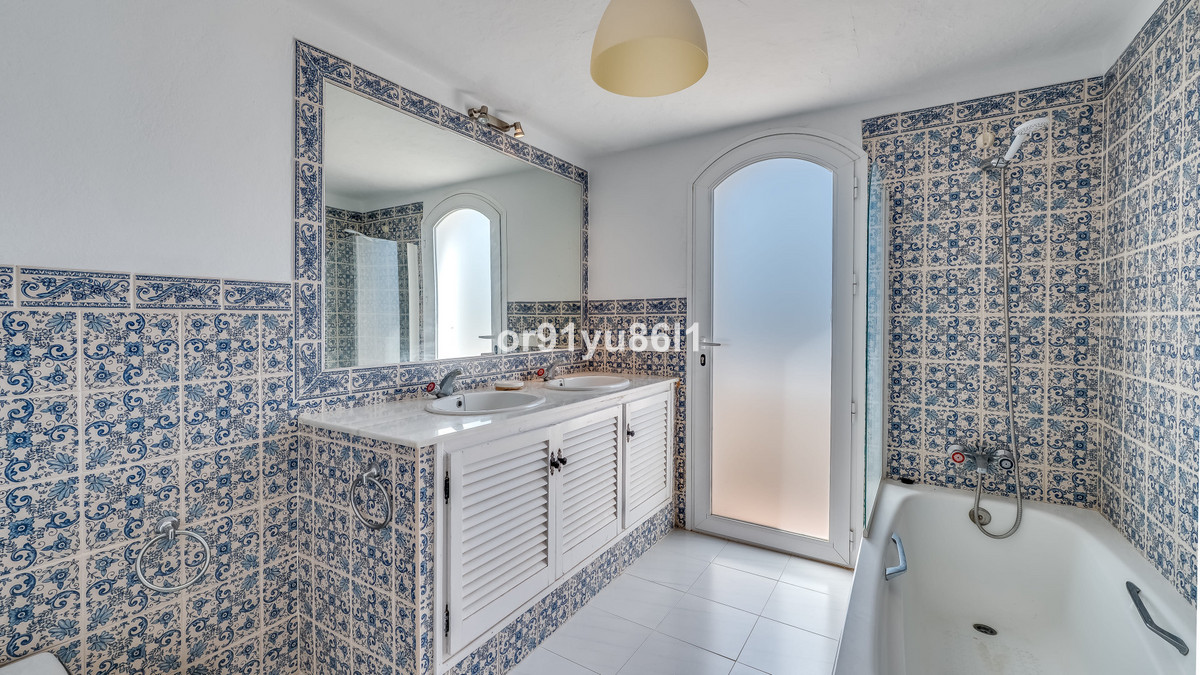 3 Bed Townhouse for sale in Benahavís Costa Del Sol, Málaga, Spain
