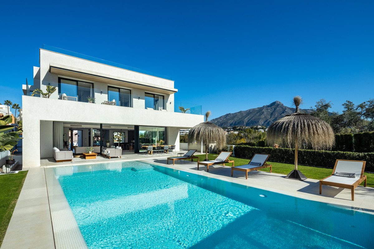 Se vende Villa - Chalet de 5 dormitorios en Costa Del Sol, Málaga, España