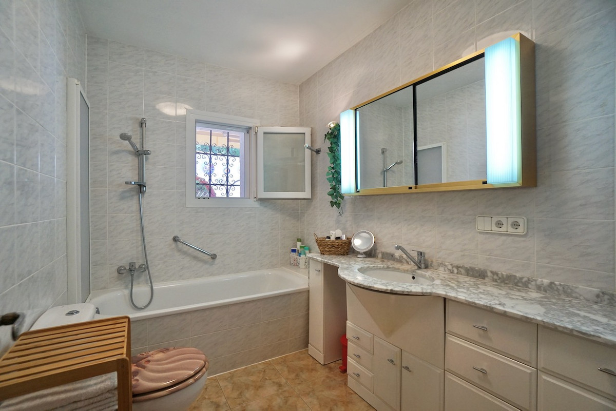 Se vende Villa - Chalet de 4 dormitorios en Costa Blanca, Alicante, España