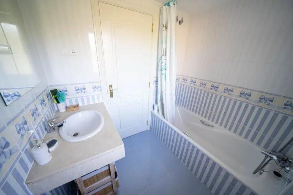 2 Bed Apartment for sale in Calahonda Costa Del Sol, Málaga, Spain