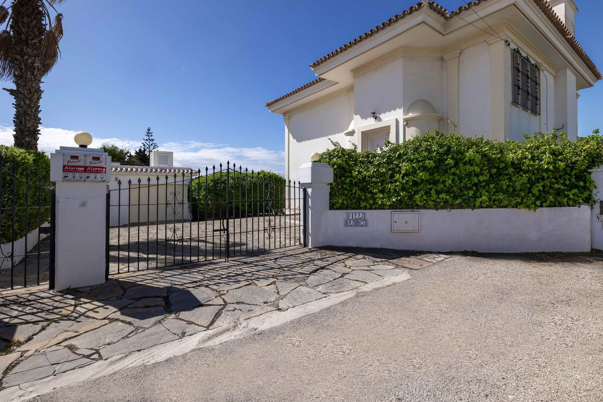 5 Bed Townhouse for sale in Estepona Costa Del Sol, Málaga, Spain