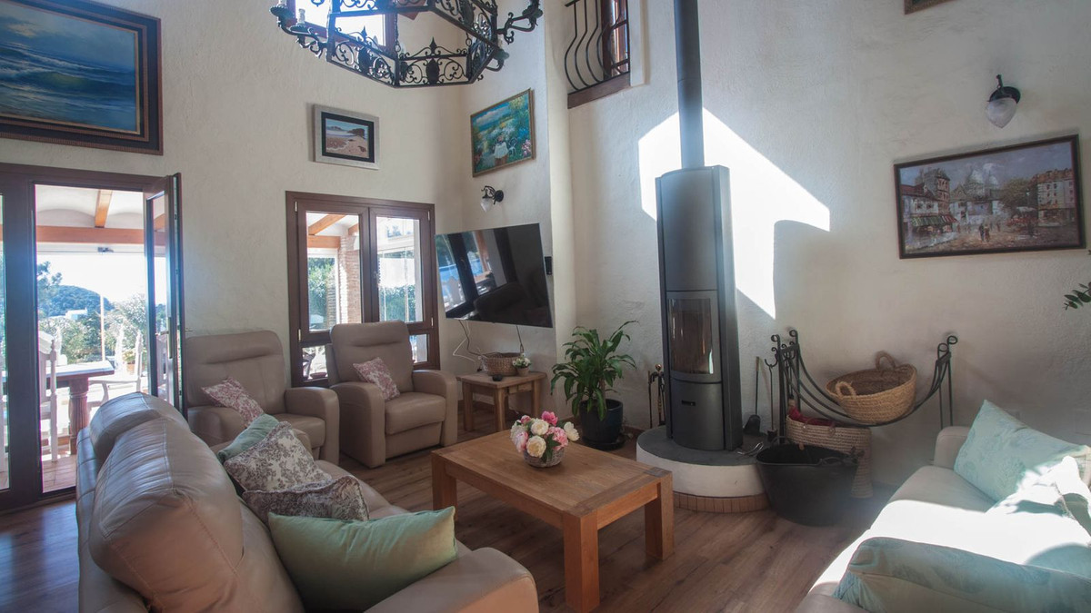 5 Bed Townhouse for sale in Casares Costa Del Sol, Málaga, Spain