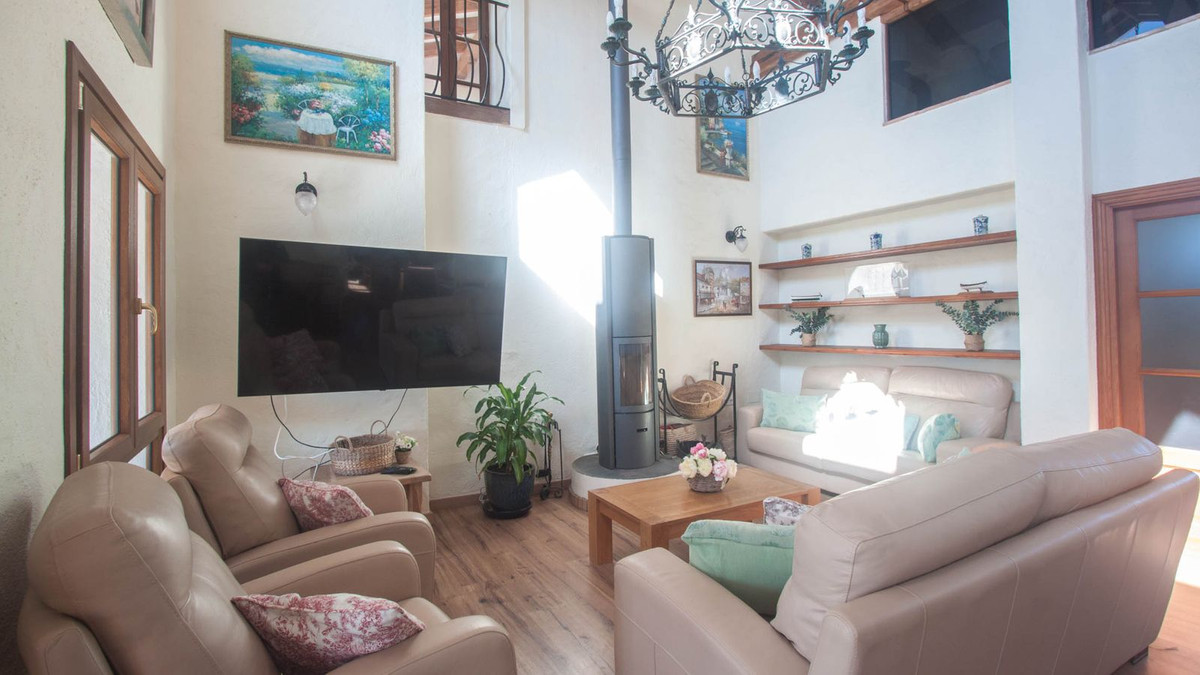 5 Bed Townhouse for sale in Casares Costa Del Sol, Málaga, Spain