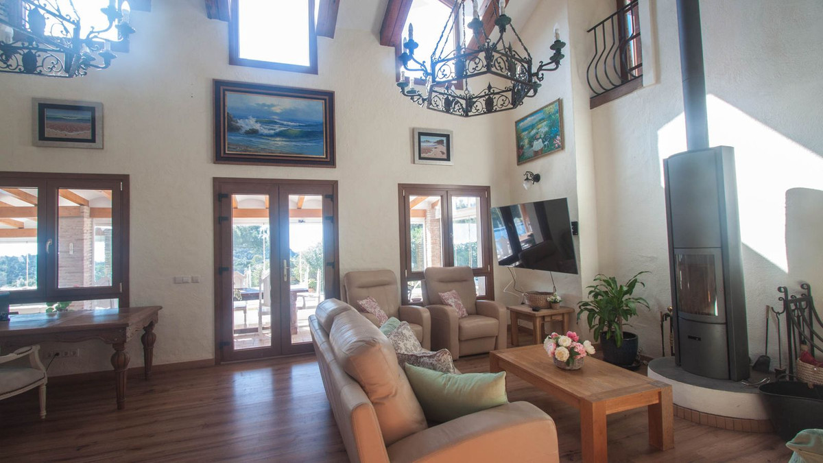5 Bed Townhouse for sale in Casares Costa Del Sol, Málaga, Spain