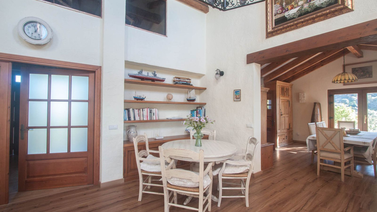 5 Bed Townhouse for sale in Casares Costa Del Sol, Málaga, Spain