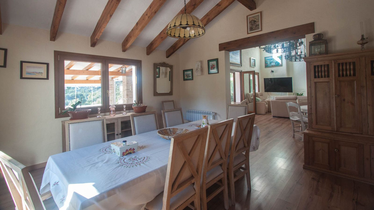 5 Bed Townhouse for sale in Casares Costa Del Sol, Málaga, Spain
