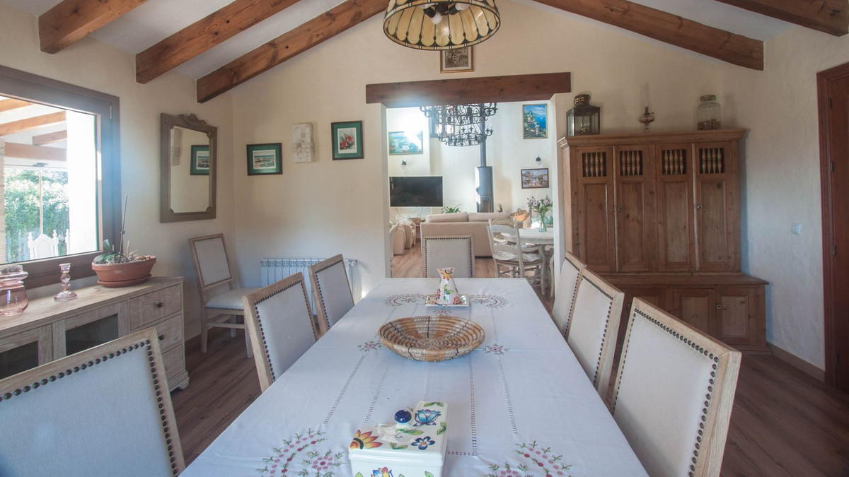 5 Bed Townhouse for sale in Casares Costa Del Sol, Málaga, Spain