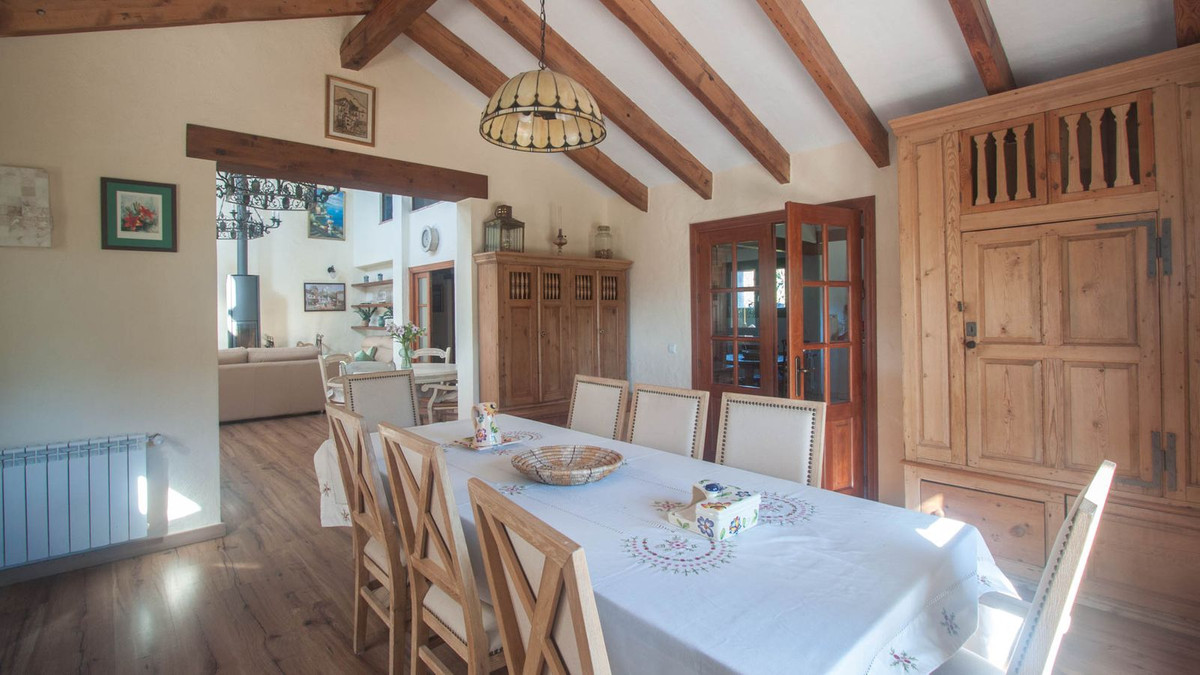 5 Bed Townhouse for sale in Casares Costa Del Sol, Málaga, Spain