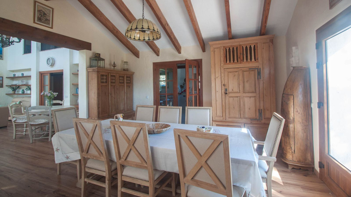5 Bed Townhouse for sale in Casares Costa Del Sol, Málaga, Spain