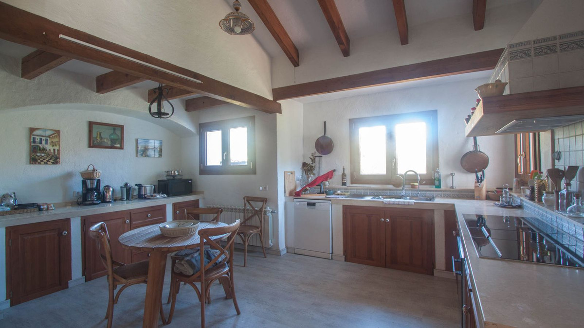 5 Bed Townhouse for sale in Casares Costa Del Sol, Málaga, Spain