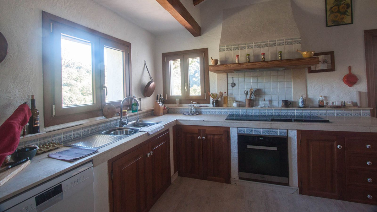 5 Bed Townhouse for sale in Casares Costa Del Sol, Málaga, Spain