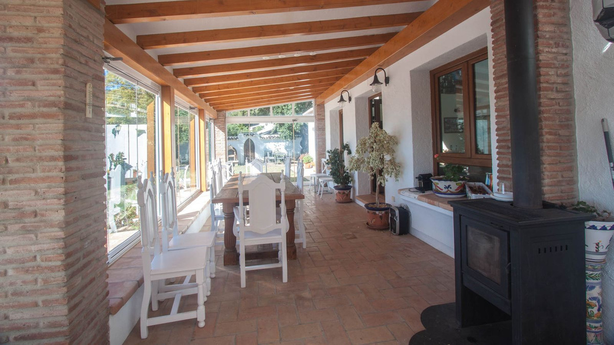 5 Bed Townhouse for sale in Casares Costa Del Sol, Málaga, Spain