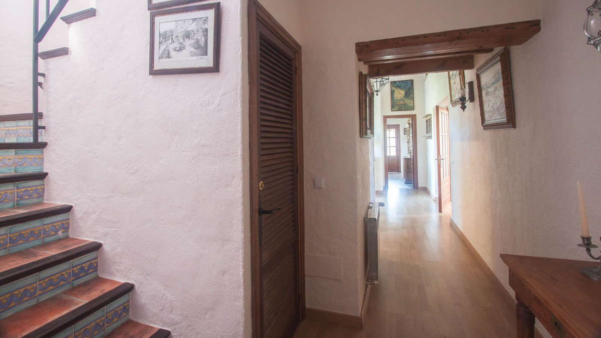 5 Bed Townhouse for sale in Casares Costa Del Sol, Málaga, Spain
