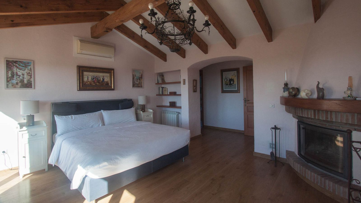 5 Bed Townhouse for sale in Casares Costa Del Sol, Málaga, Spain