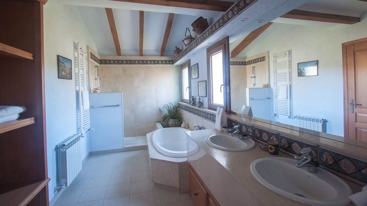 5 Bed Townhouse for sale in Casares Costa Del Sol, Málaga, Spain