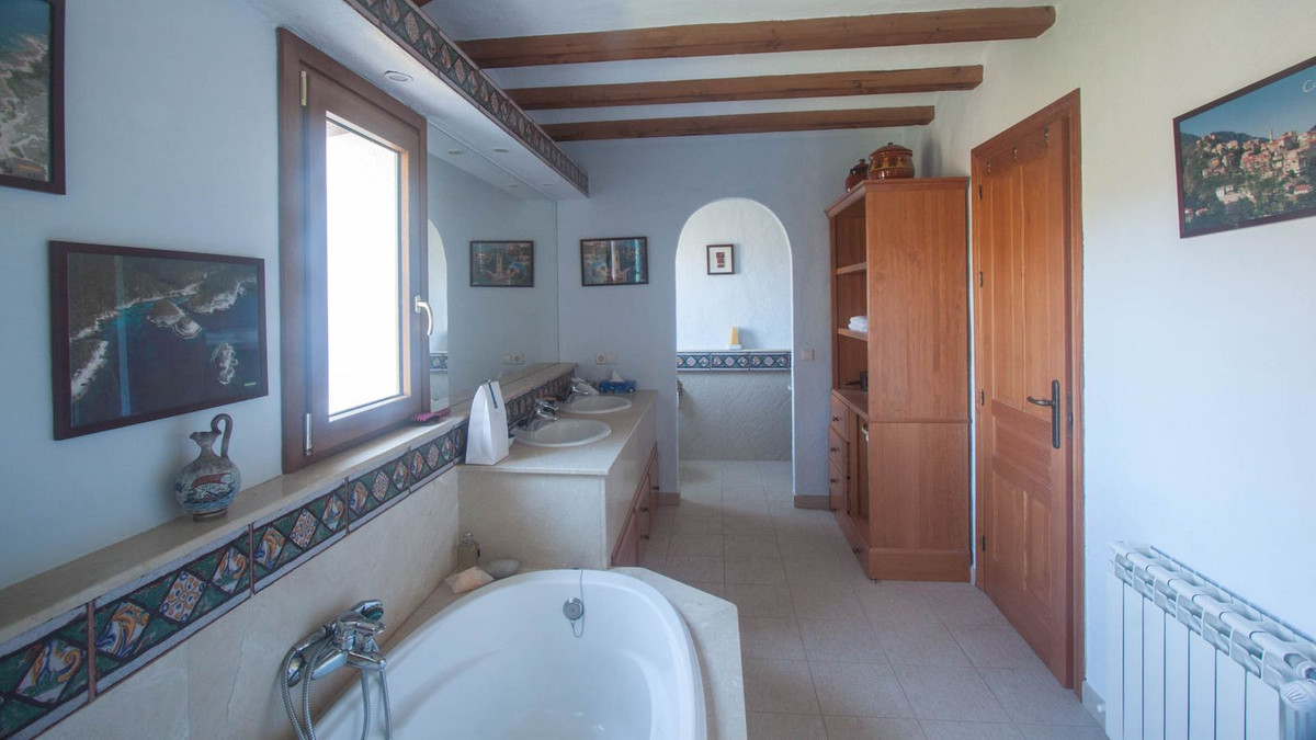 5 Bed Townhouse for sale in Casares Costa Del Sol, Málaga, Spain