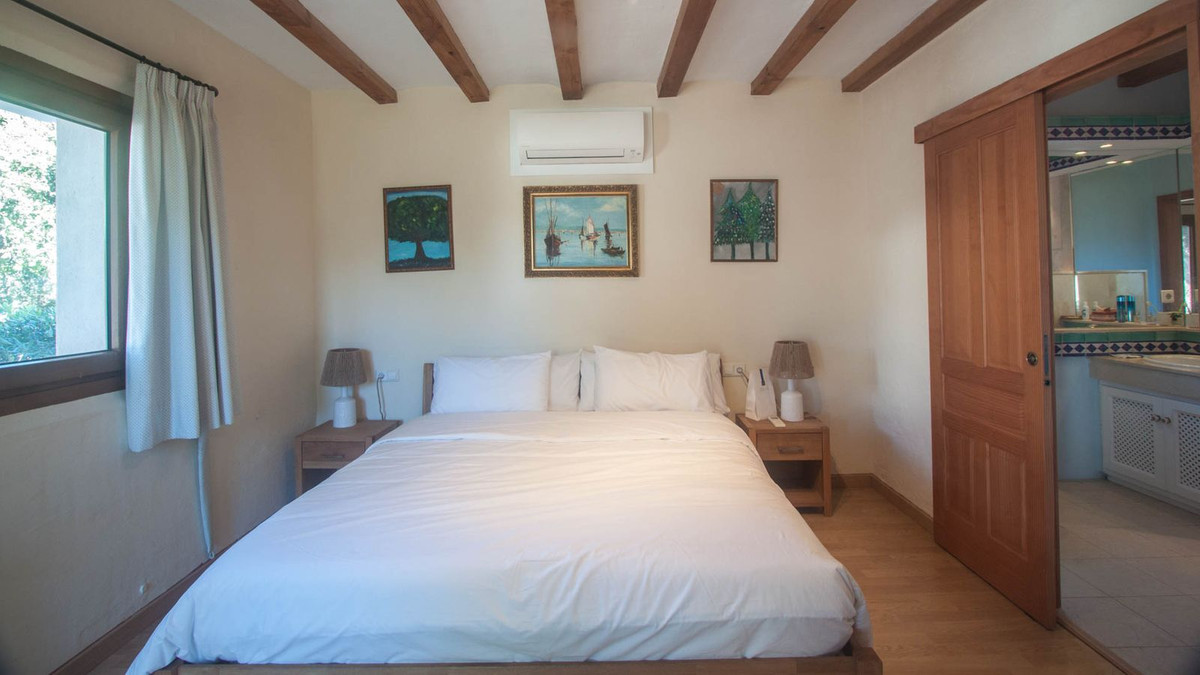 5 Bed Townhouse for sale in Casares Costa Del Sol, Málaga, Spain
