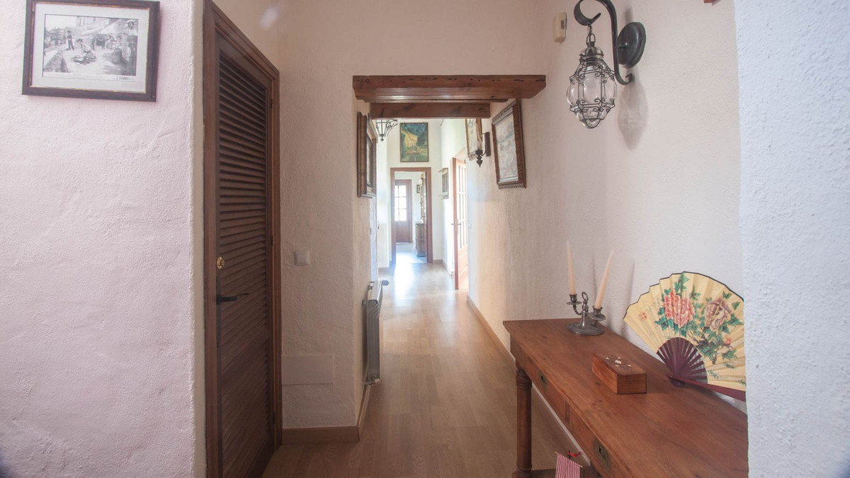 5 Bed Townhouse for sale in Casares Costa Del Sol, Málaga, Spain