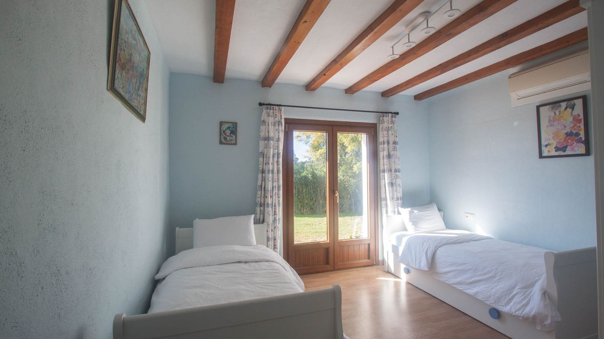 5 Bed Townhouse for sale in Casares Costa Del Sol, Málaga, Spain