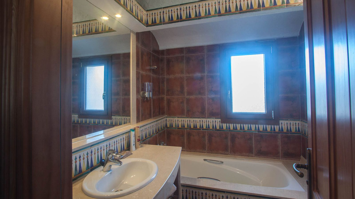 5 Bed Townhouse for sale in Casares Costa Del Sol, Málaga, Spain