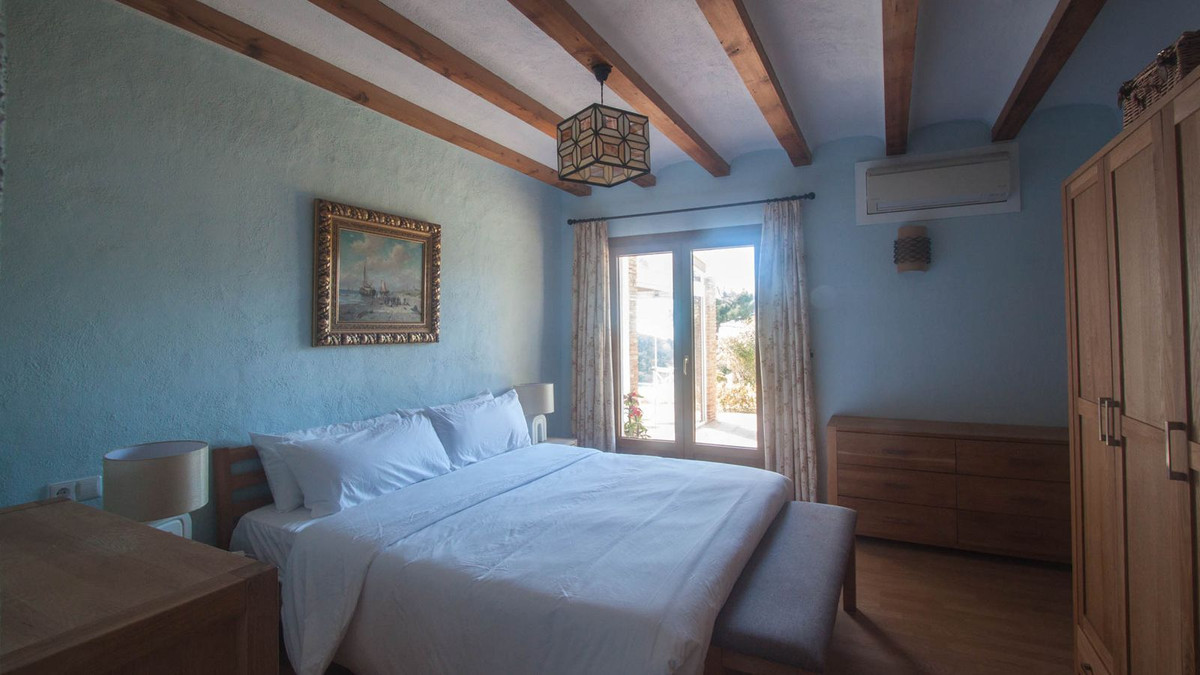5 Bed Townhouse for sale in Casares Costa Del Sol, Málaga, Spain