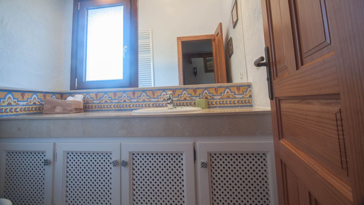 5 Bed Townhouse for sale in Casares Costa Del Sol, Málaga, Spain