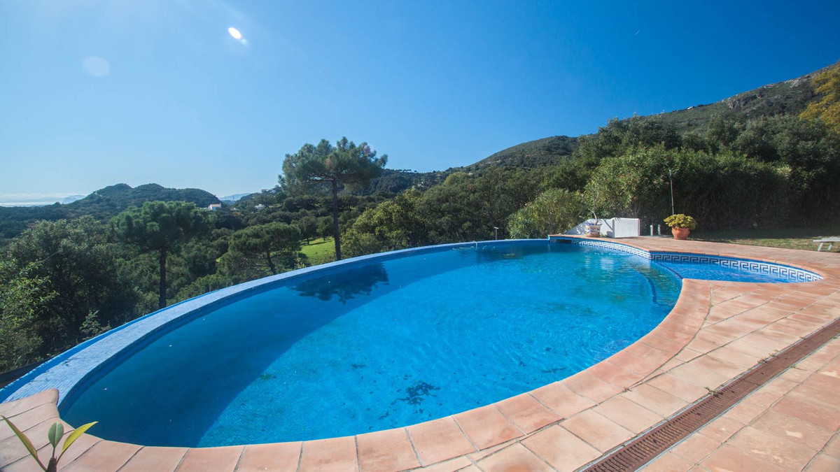 5 Bed Townhouse for sale in Casares Costa Del Sol, Málaga, Spain