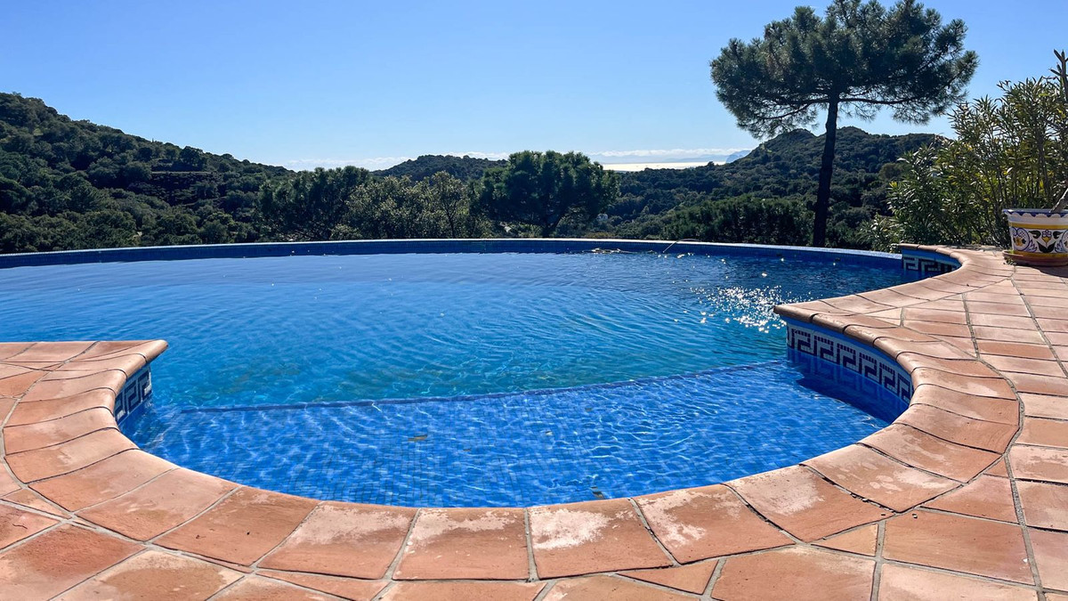 5 Bed Townhouse for sale in Casares Costa Del Sol, Málaga, Spain