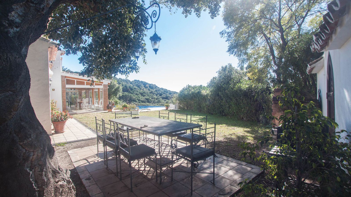 5 Bed Townhouse for sale in Casares Costa Del Sol, Málaga, Spain
