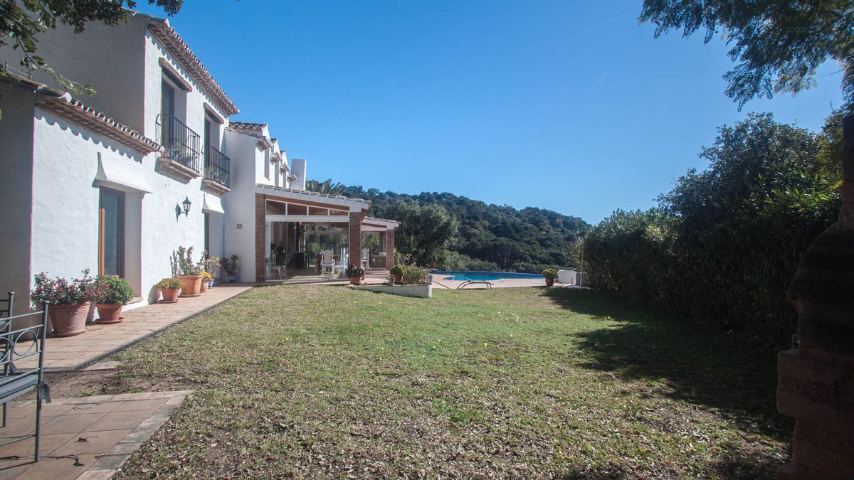 5 Bed Townhouse for sale in Casares Costa Del Sol, Málaga, Spain