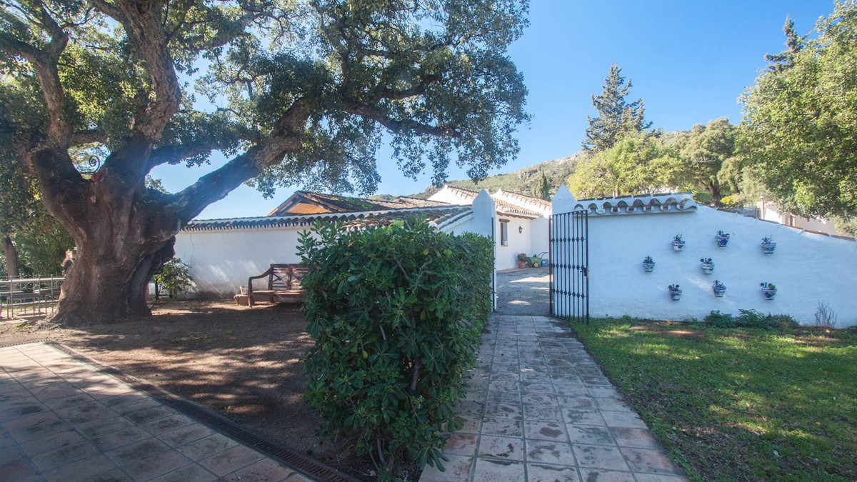 5 Bed Townhouse for sale in Casares Costa Del Sol, Málaga, Spain