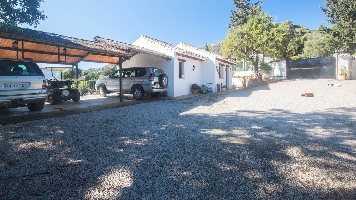 5 Bed Townhouse for sale in Casares Costa Del Sol, Málaga, Spain