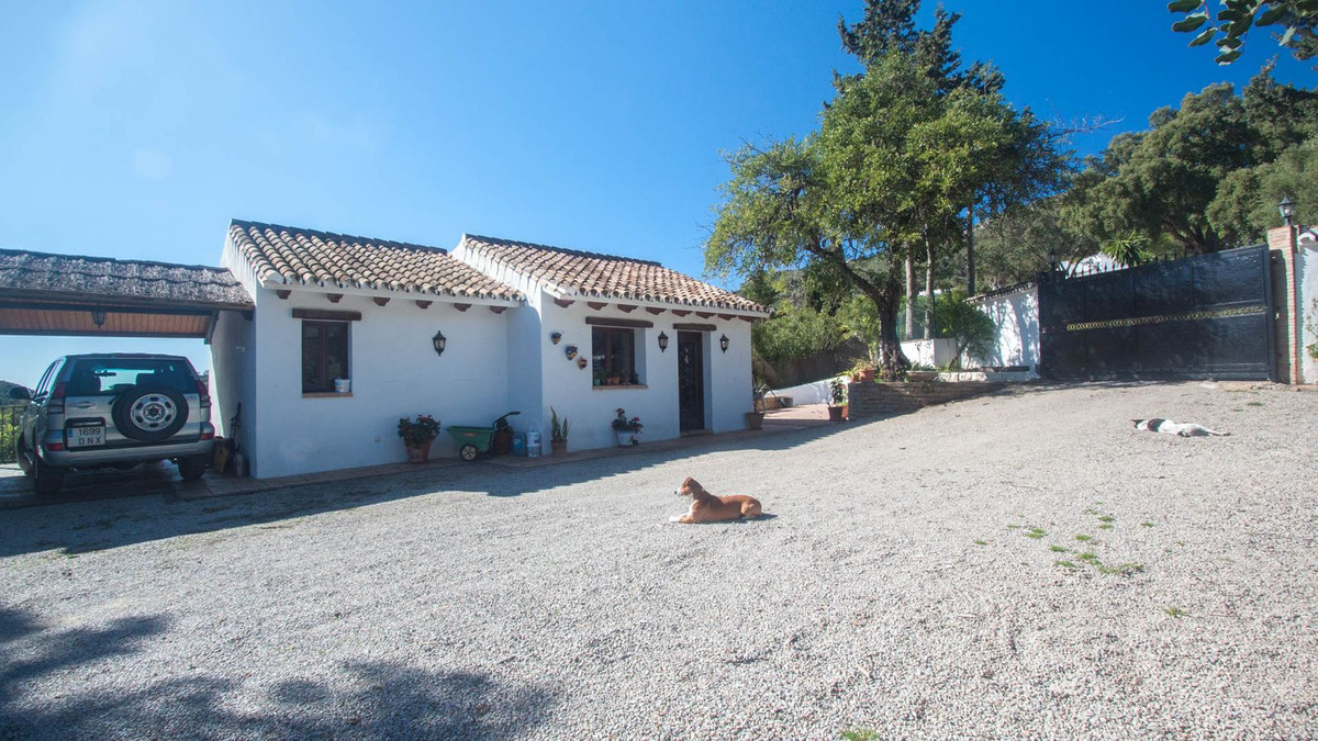 5 Bed Townhouse for sale in Casares Costa Del Sol, Málaga, Spain