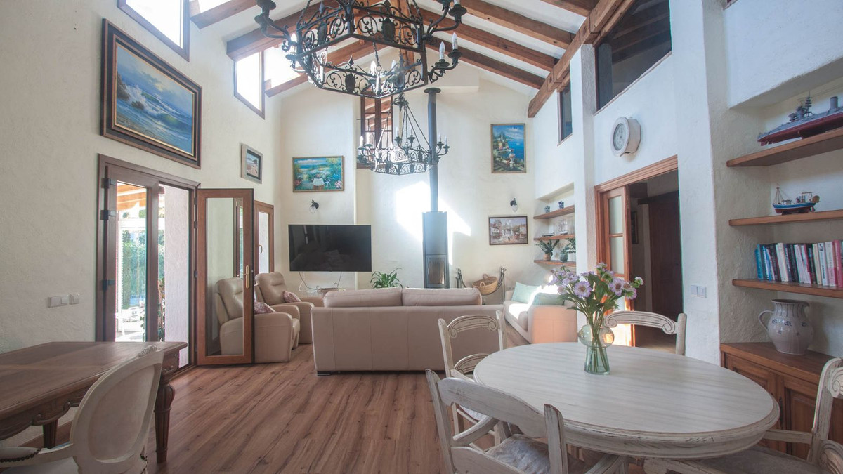 5 Bed Townhouse for sale in Casares Costa Del Sol, Málaga, Spain