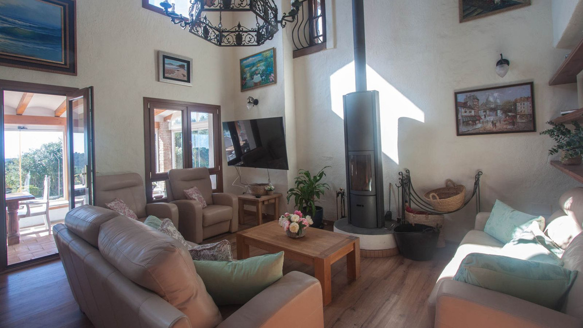 5 Bed Townhouse for sale in Casares Costa Del Sol, Málaga, Spain