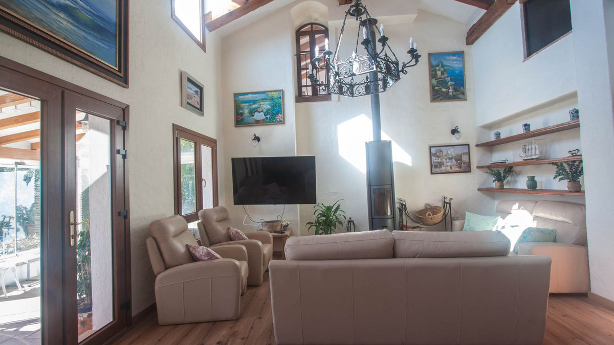 5 Bed Townhouse for sale in Casares Costa Del Sol, Málaga, Spain