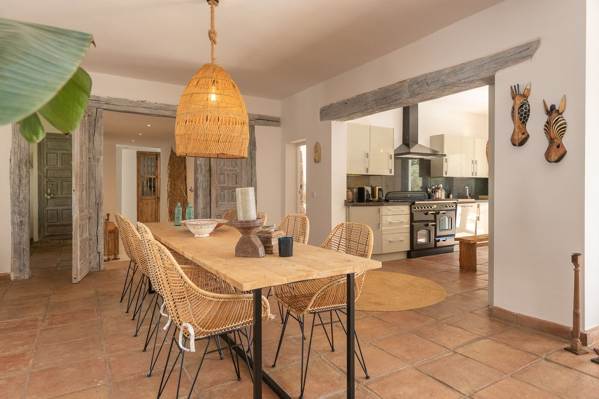 5 Bed Townhouse for sale in Hacienda Las Chapas Costa Del Sol, Málaga, Spain