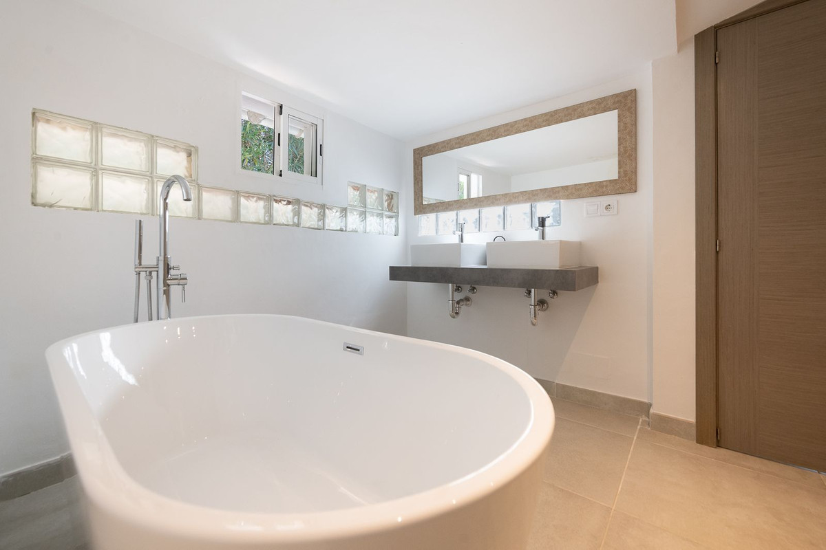 5 Bed Townhouse for sale in Hacienda Las Chapas Costa Del Sol, Málaga, Spain