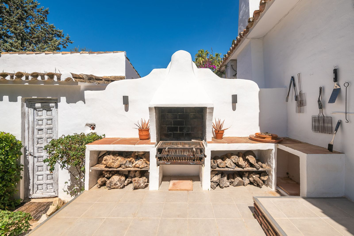 5 Bed Townhouse for sale in Hacienda Las Chapas Costa Del Sol, Málaga, Spain