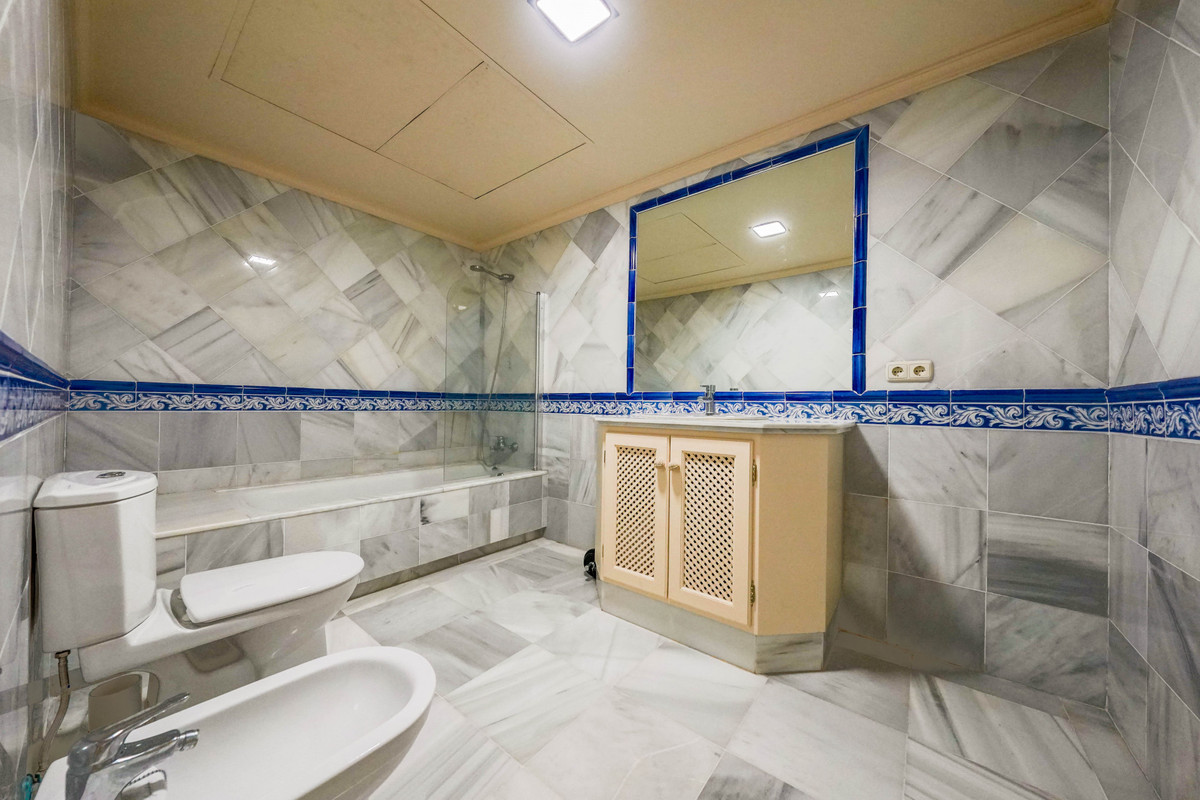 Se vende Apartamento Planta Media de 2 dormitorios en Costa Del Sol, Málaga, España