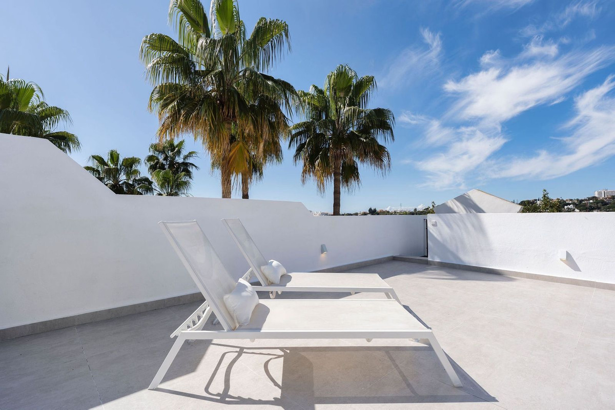 3 Bed Apartment for sale in Nueva Andalucía Costa Del Sol, Málaga, Spain