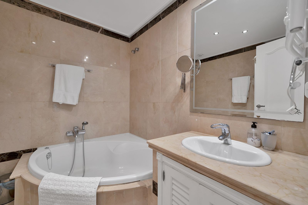 2 Bed Apartment for sale in New Golden Mile Costa Del Sol, Málaga, Spain